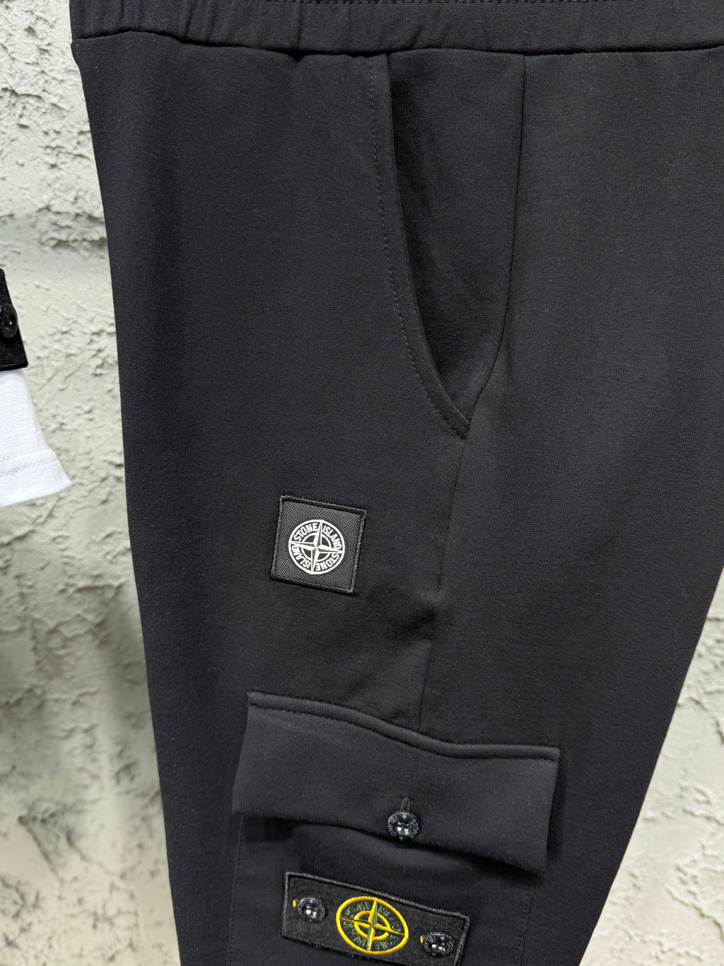 Stone Island Erkek Beyaz T-Shirt & Siyah Kargo Eşofman Takımı