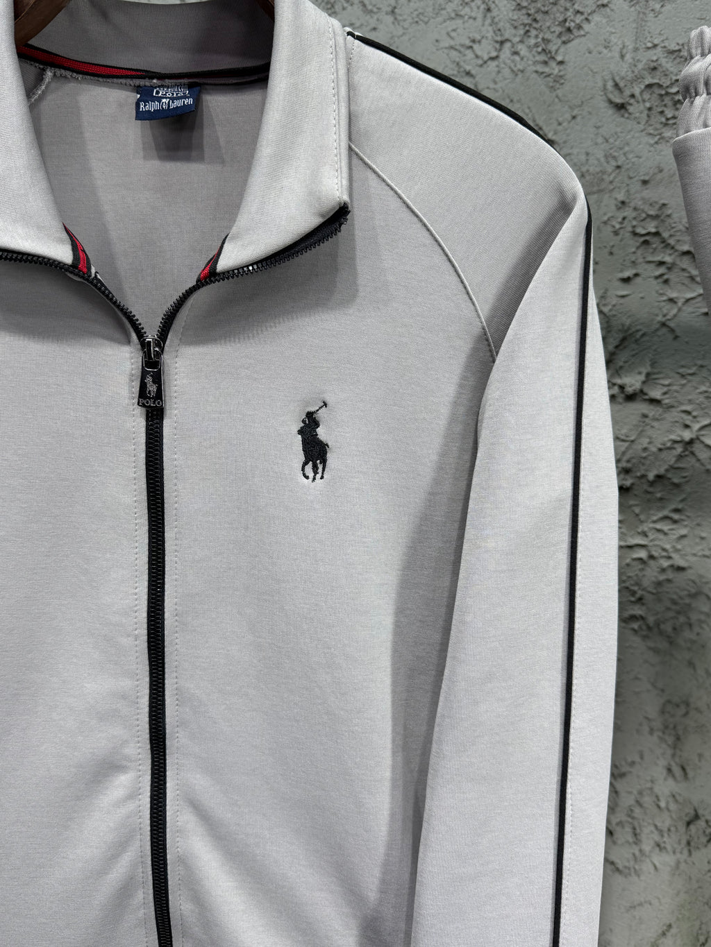 Ralph Lauren Erkek Açık Gri Fermuarlı Eşofman Takımı – Nakış Logo Detaylı Premium Model