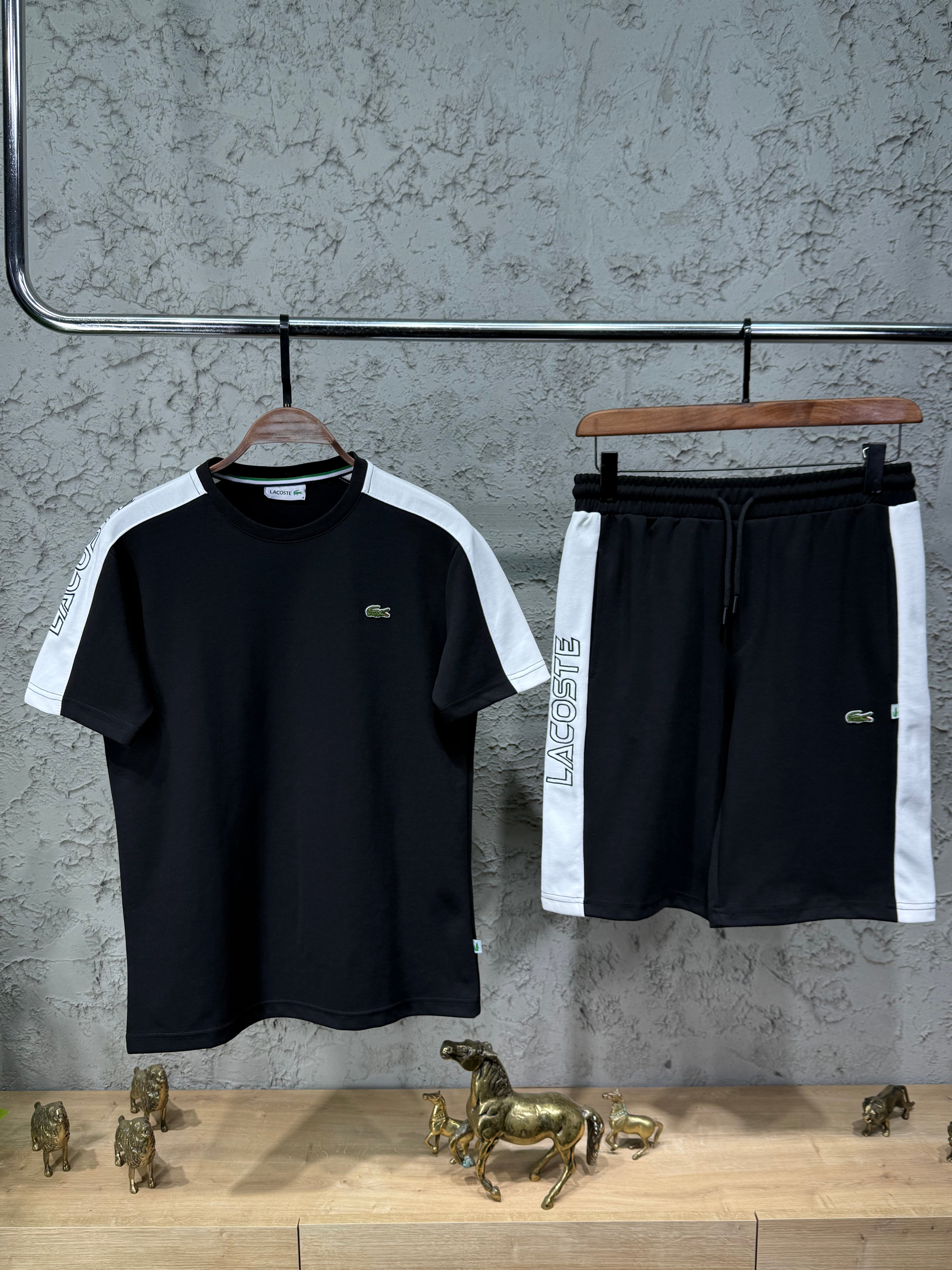 Lacoste Siyah Beyaz Şerit Detaylı T-Shirt & Şort Takımı