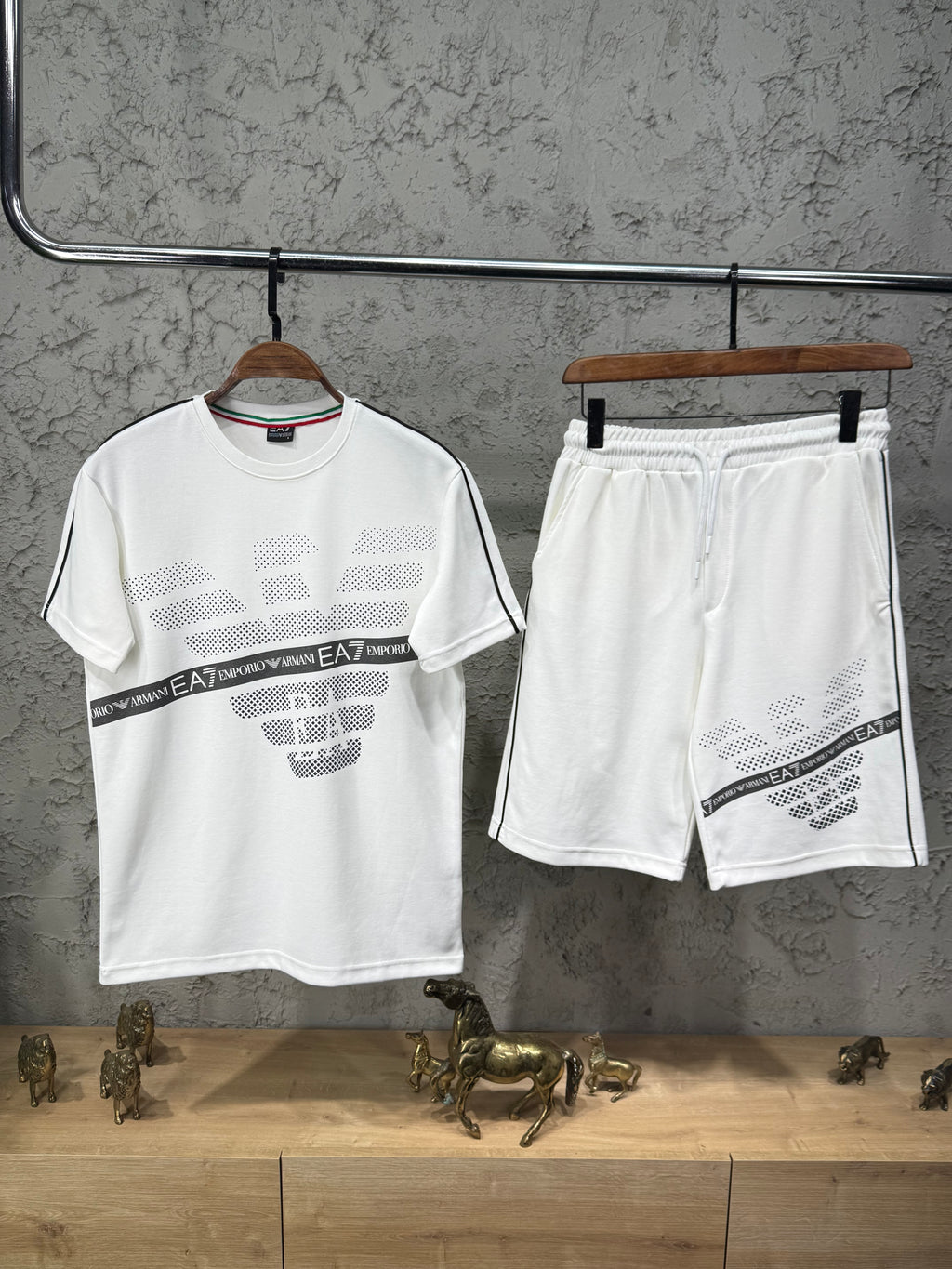 Emporio Armani Büyük Baskı Beyaz T-shirt & Şort Takımı