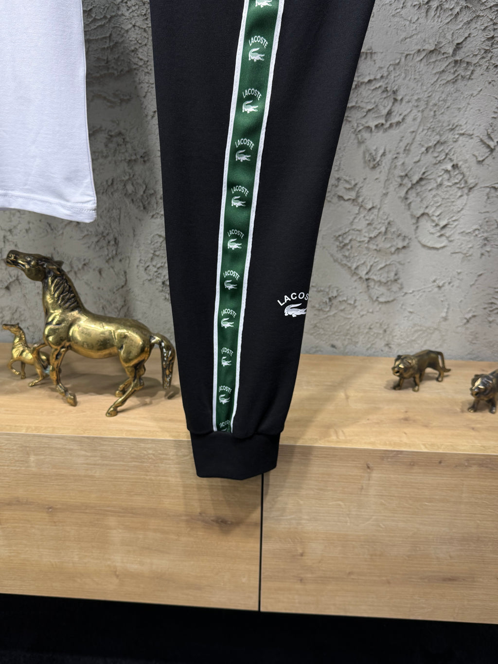 Lacoste Erkek Beyaz T-Shirt & Siyah Şerit Detaylı Eşofman Takımı