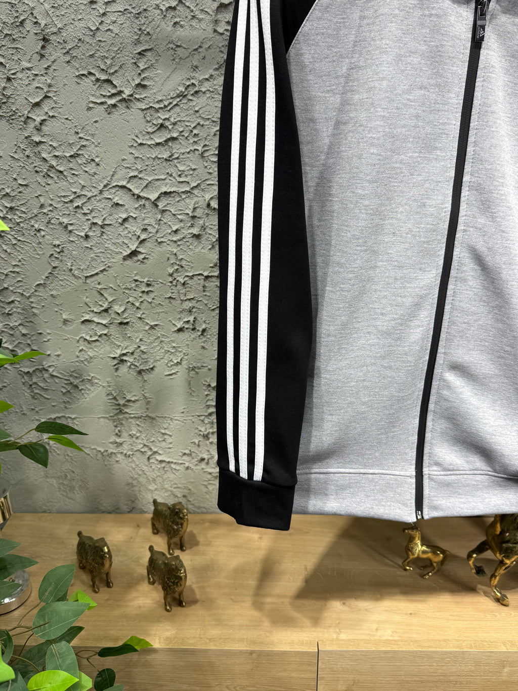 Adidas Erkek Gri-Siyah Fermuarlı Eşofman Takımı – 3 Çizgi Detaylı Premium Seri
