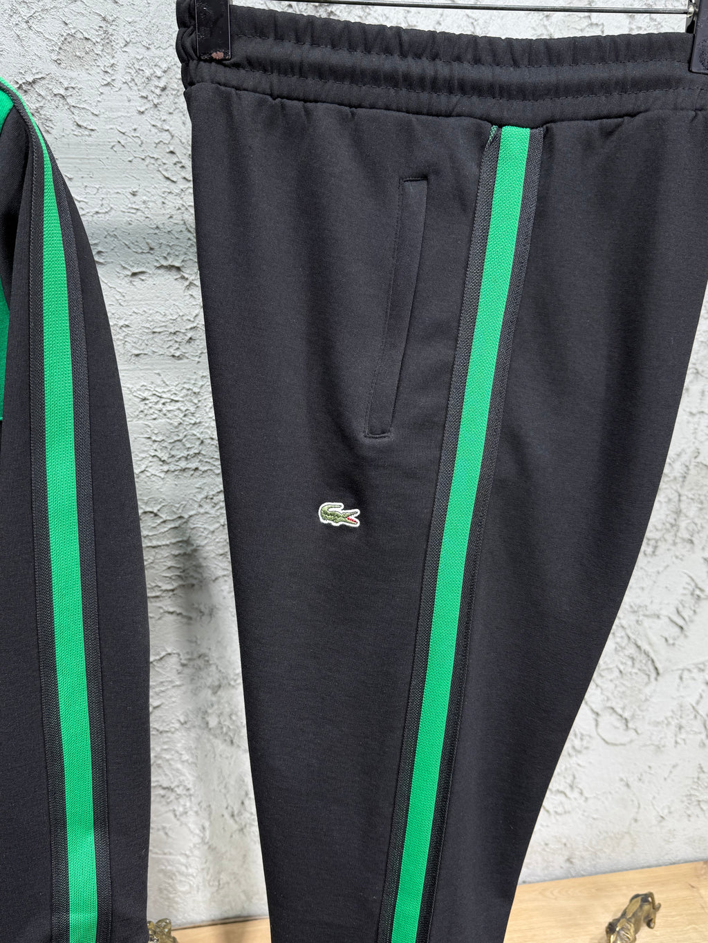 Lacoste Erkek Siyah-Yeşil Fermuarlı Eşofman Takımı – Premium Seri