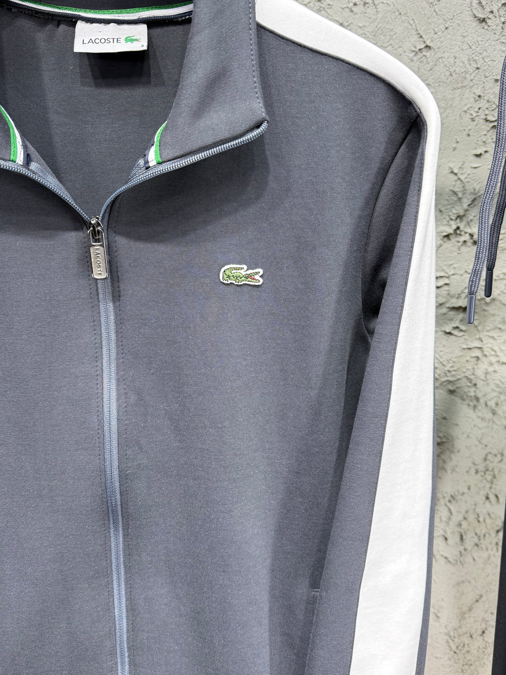 Lacoste Erkek Antrasit-Beyaz Fermuarlı Eşofman Takımı – Premium Seri