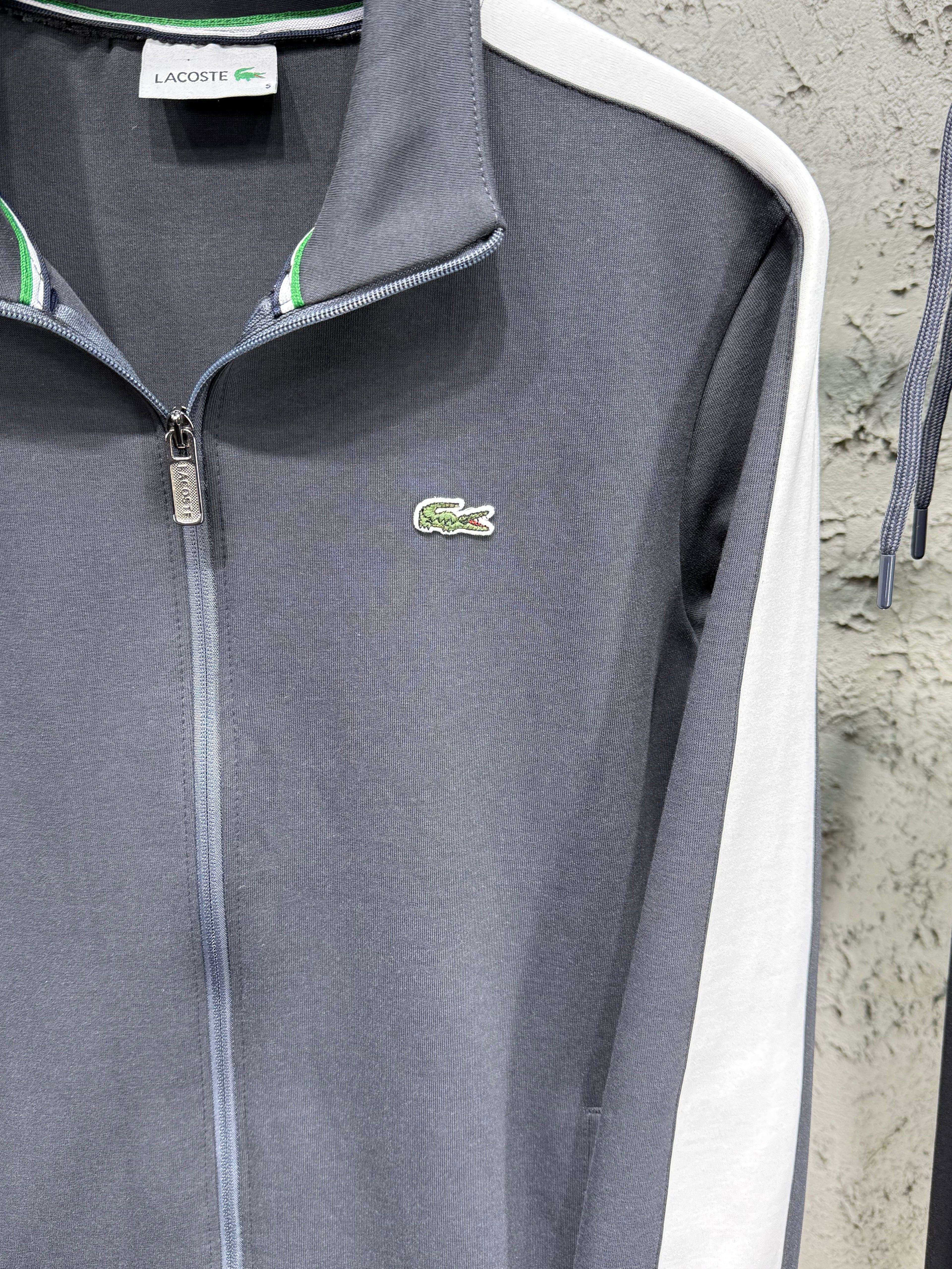 Lacoste Erkek Antrasit-Beyaz Fermuarlı Eşofman Takımı – Premium Seri