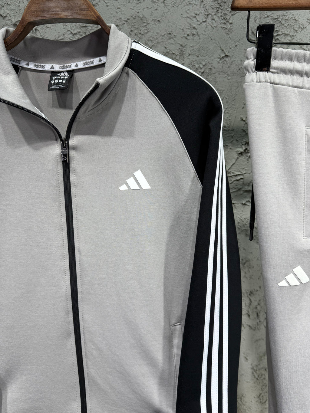 Adidas Erkek Açık Gri-Siyah Fermuarlı Eşofman Takımı – 3 Çizgi Detaylı Premium Seri