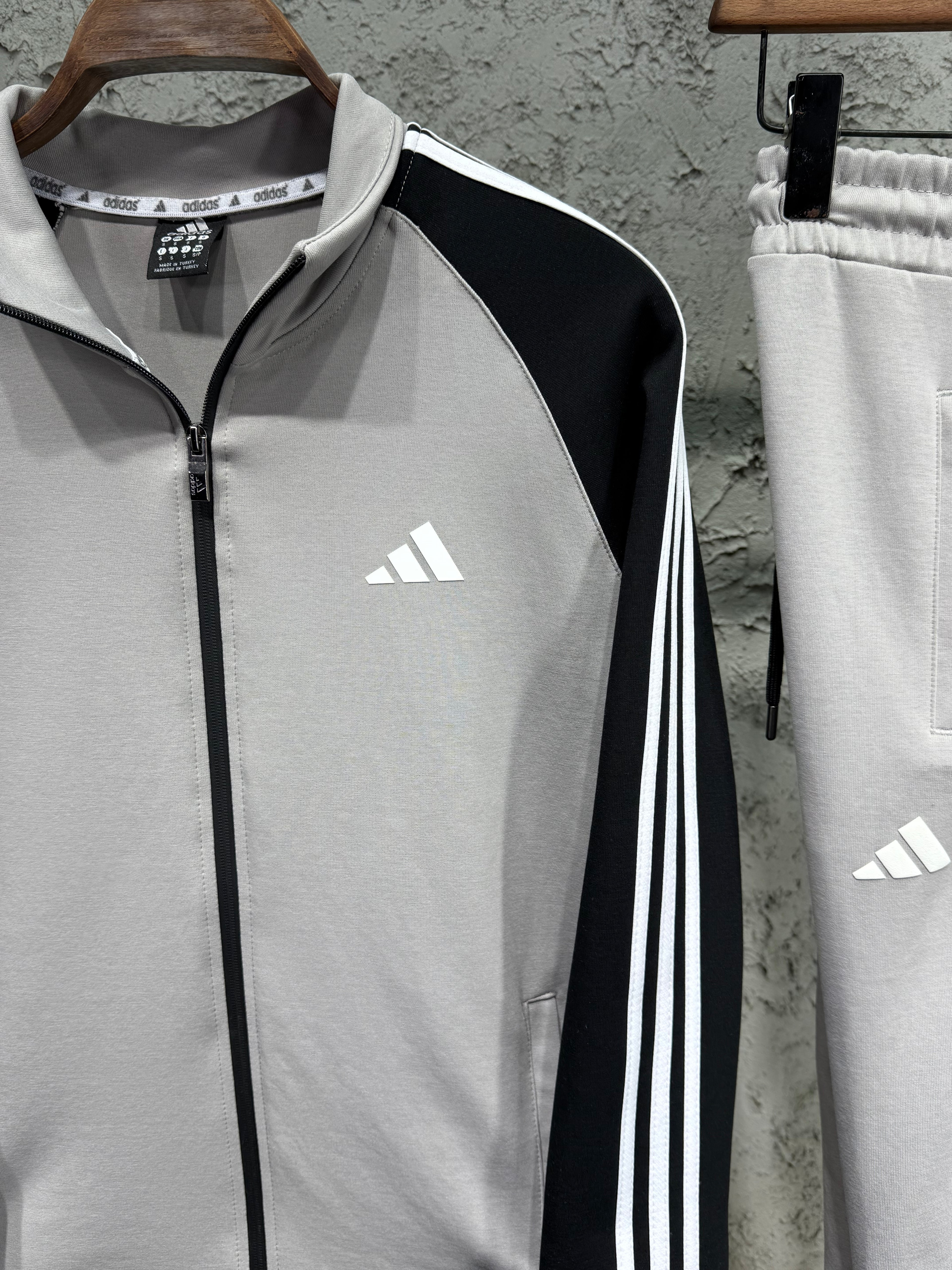 Adidas Erkek Açık Gri-Siyah Fermuarlı Eşofman Takımı – 3 Çizgi Detaylı Premium Seri