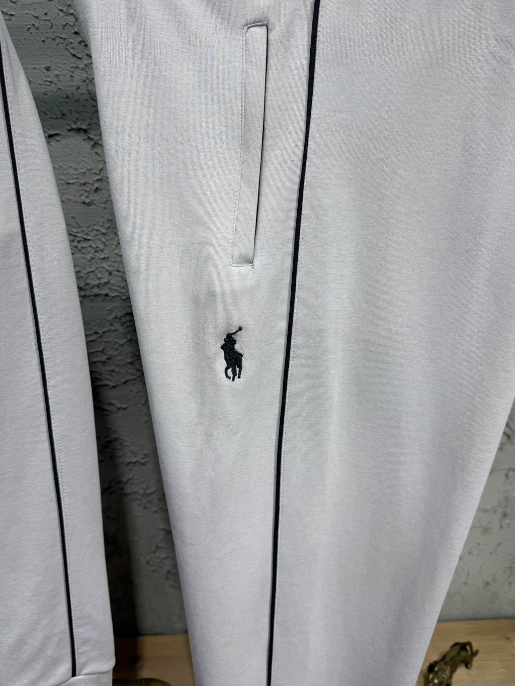Ralph Lauren Erkek Açık Gri Fermuarlı Eşofman Takımı – Nakış Logo Detaylı Premium Model