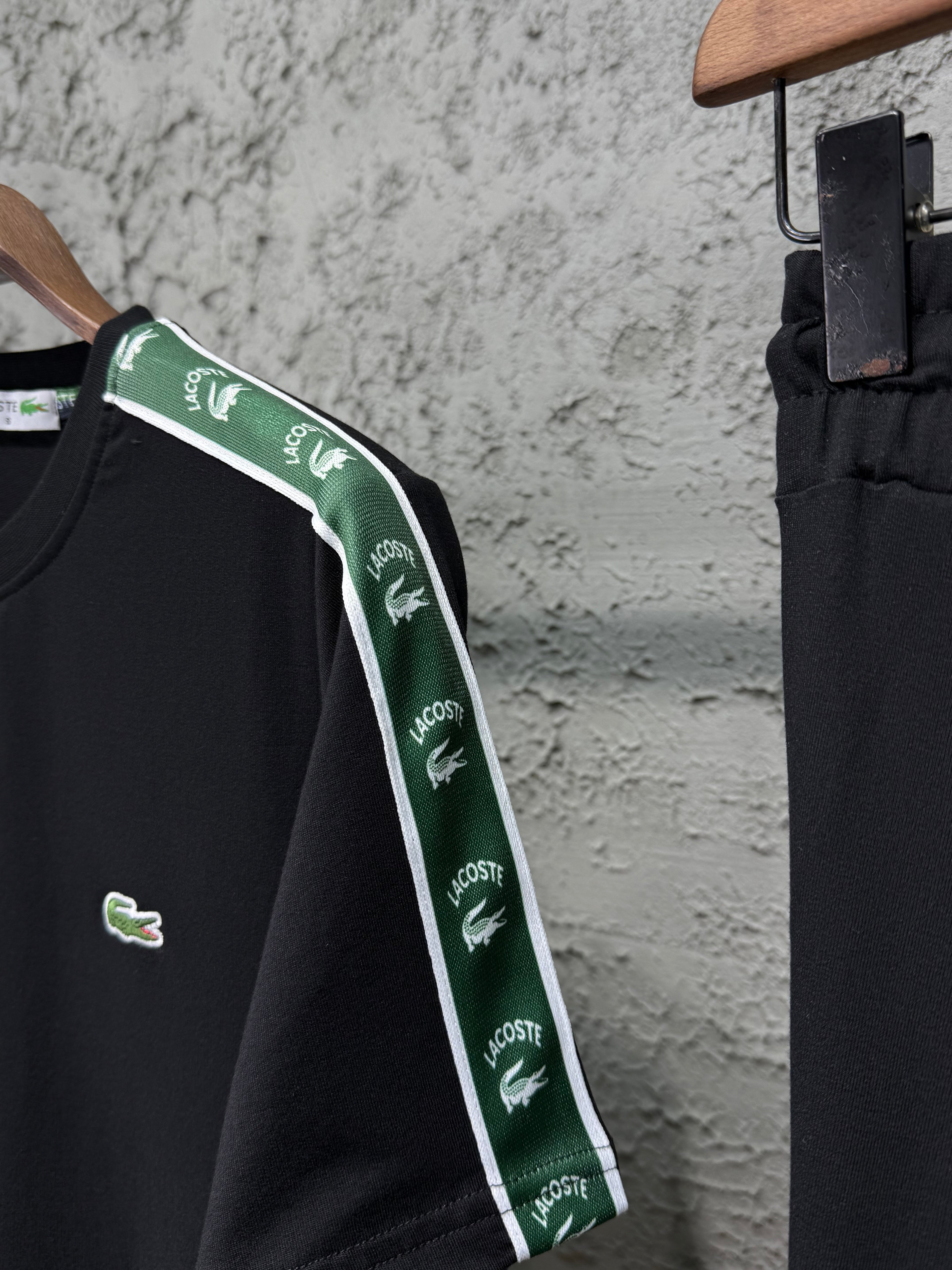 Lacoste Erkek Siyah T-Shirt & Siyah Şerit Detaylı Eşofman Takımı
