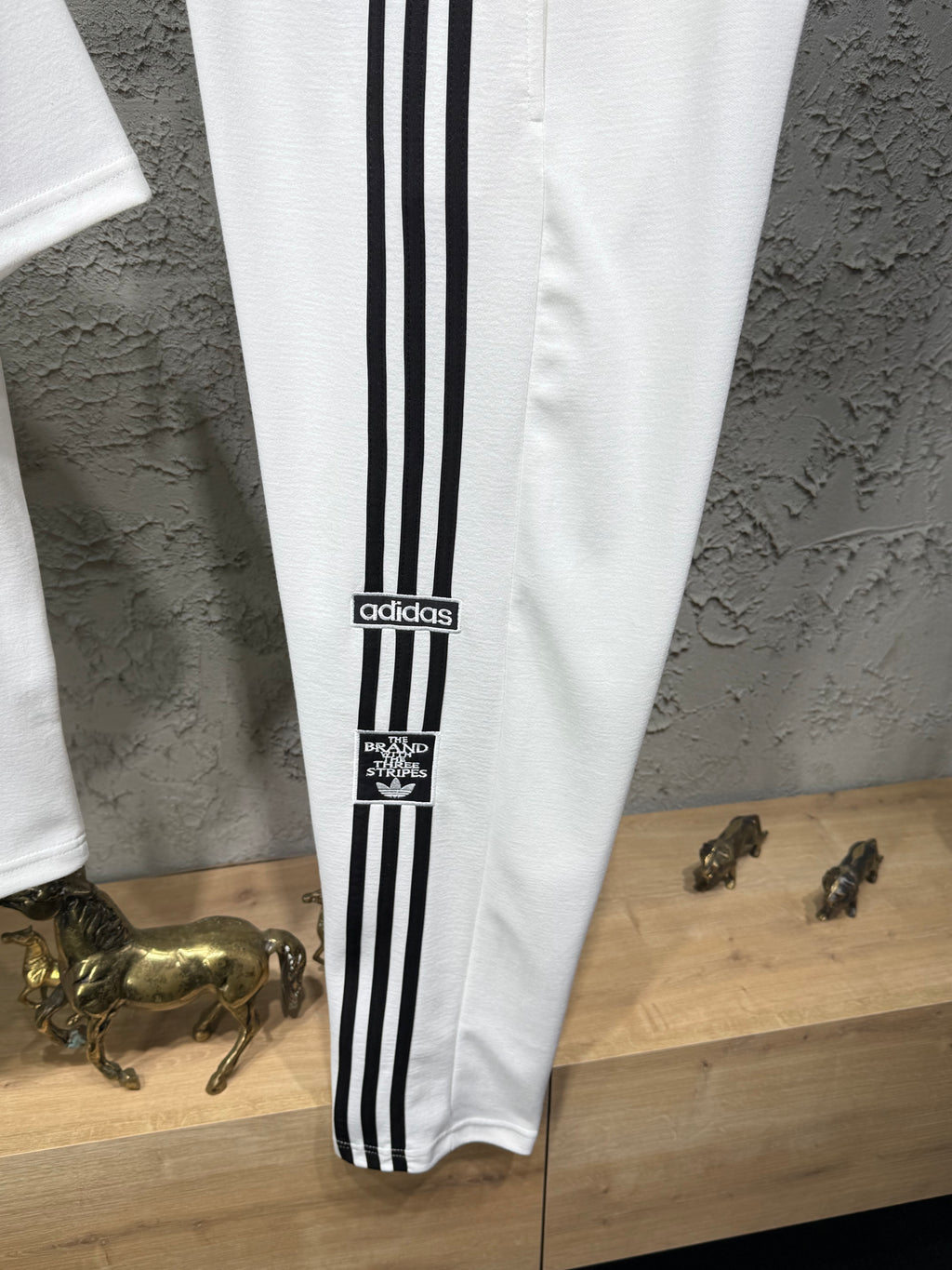 Adidas Nakışlı Beyaz T-shirt & Eşofman Takımı