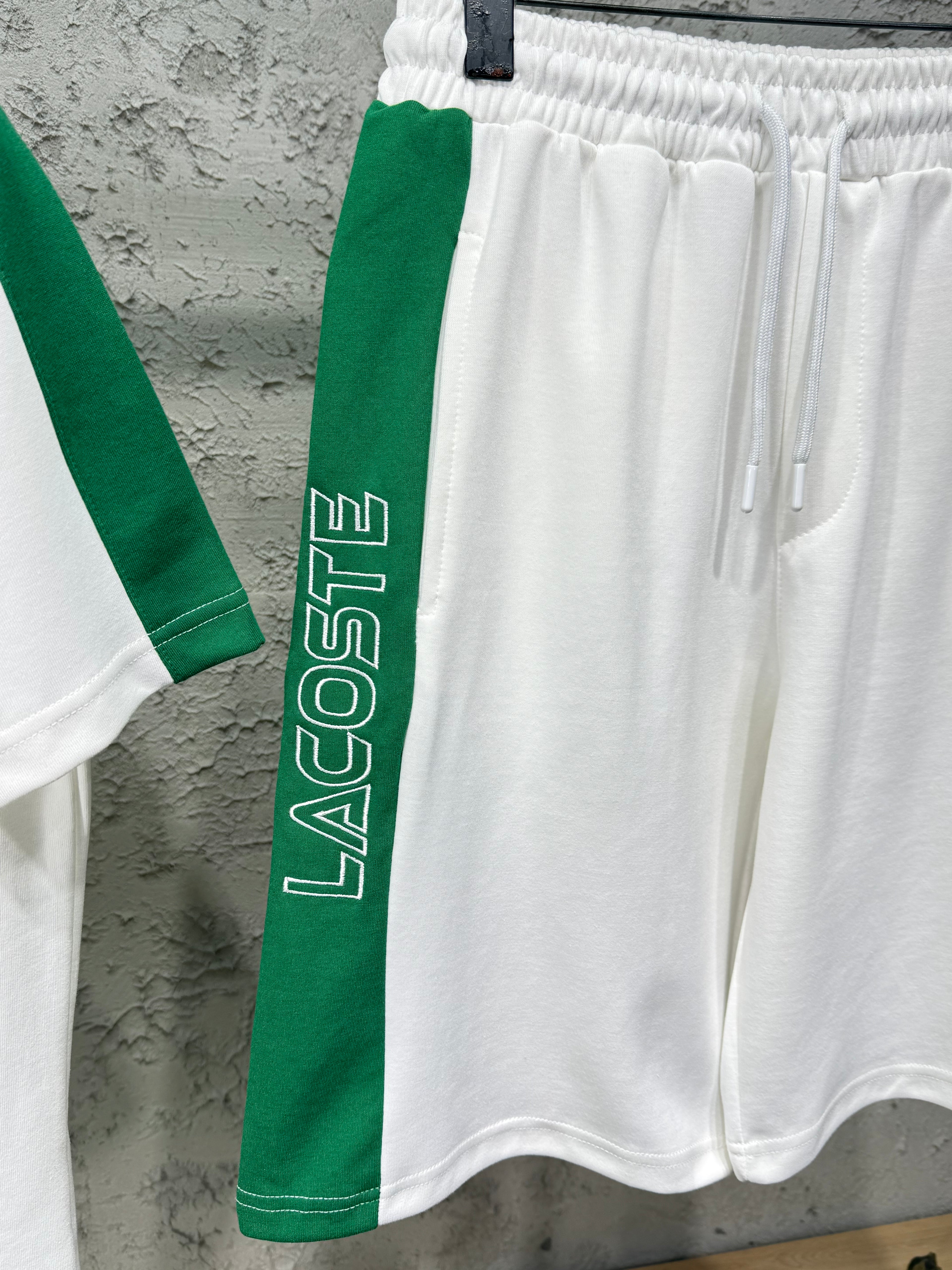 Lacoste Beyaz Yeşil Şerit Detaylı T-Shirt & Şort Takımı