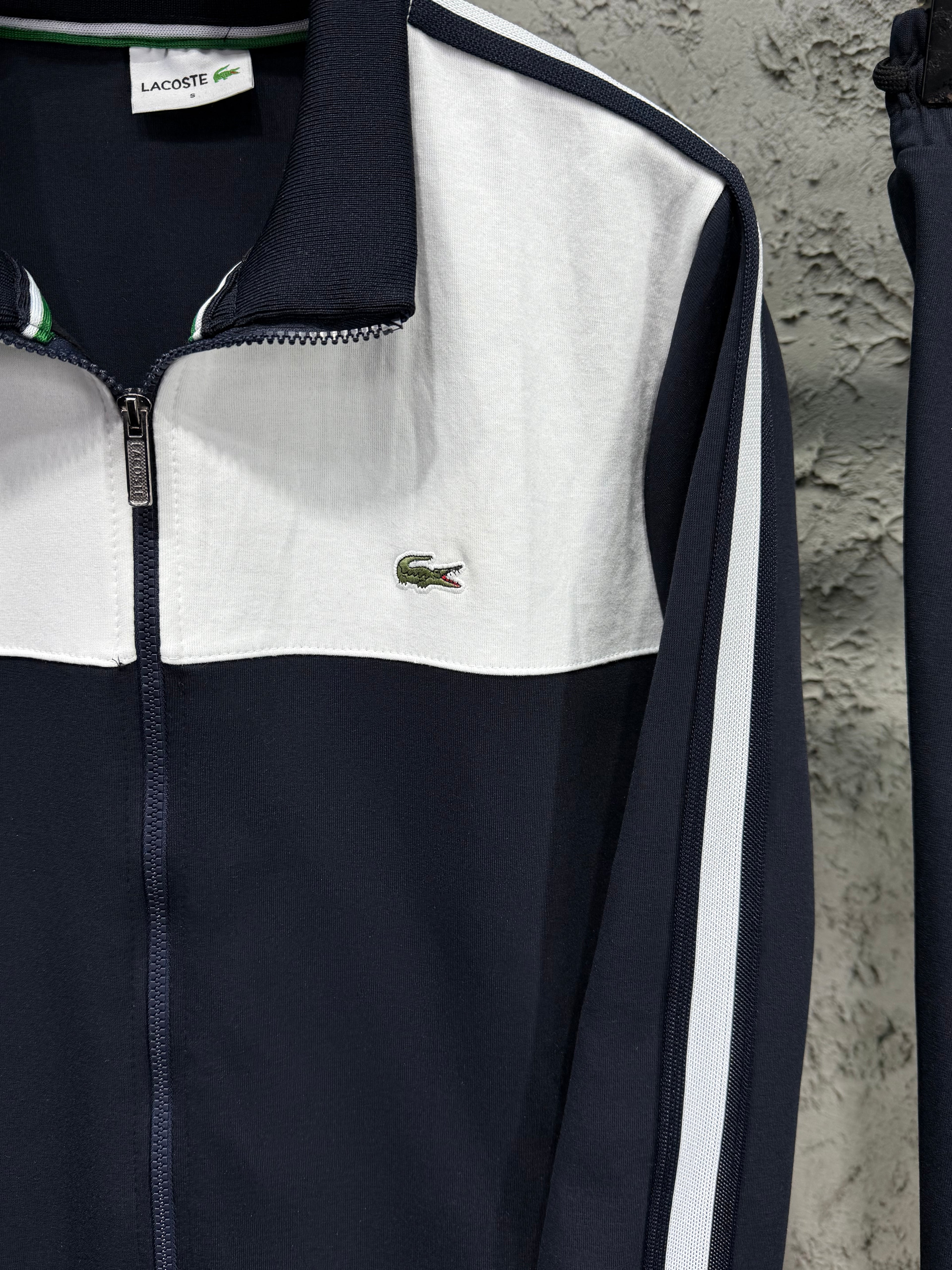 Lacoste Erkek Lacivert-Beyaz Fermuarlı Eşofman Takımı – Premium Seri