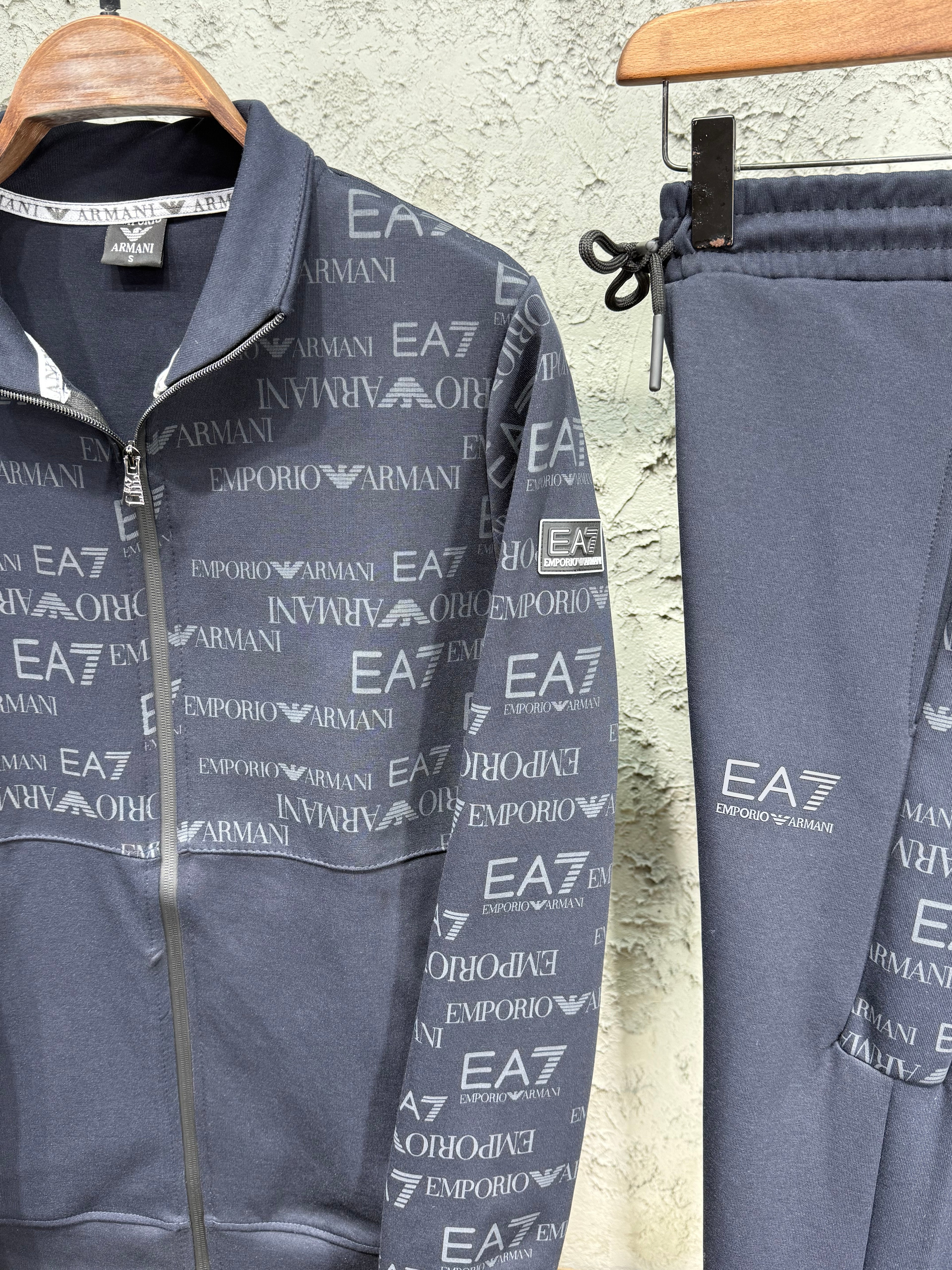 Emporio Armani EA7 Erkek Lacivert Logolu Eşofman Takımı – Premium Seri