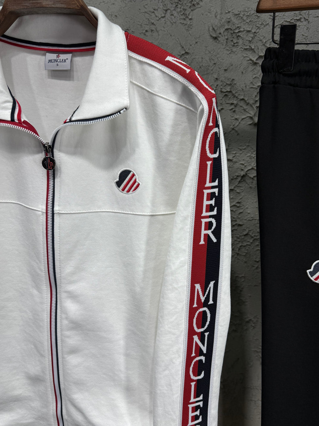 Moncler Erkek Beyaz-Siyah Fermuarlı Eşofman Takımı – Logo Detaylı Premium Seri