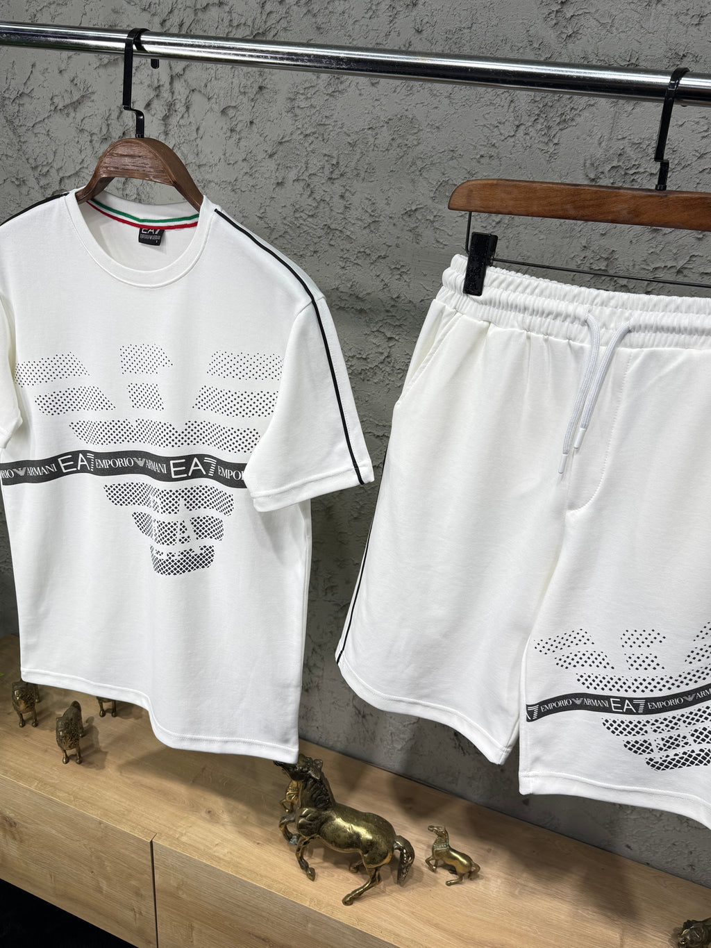 Emporio Armani Büyük Baskı Beyaz T-shirt & Şort Takımı