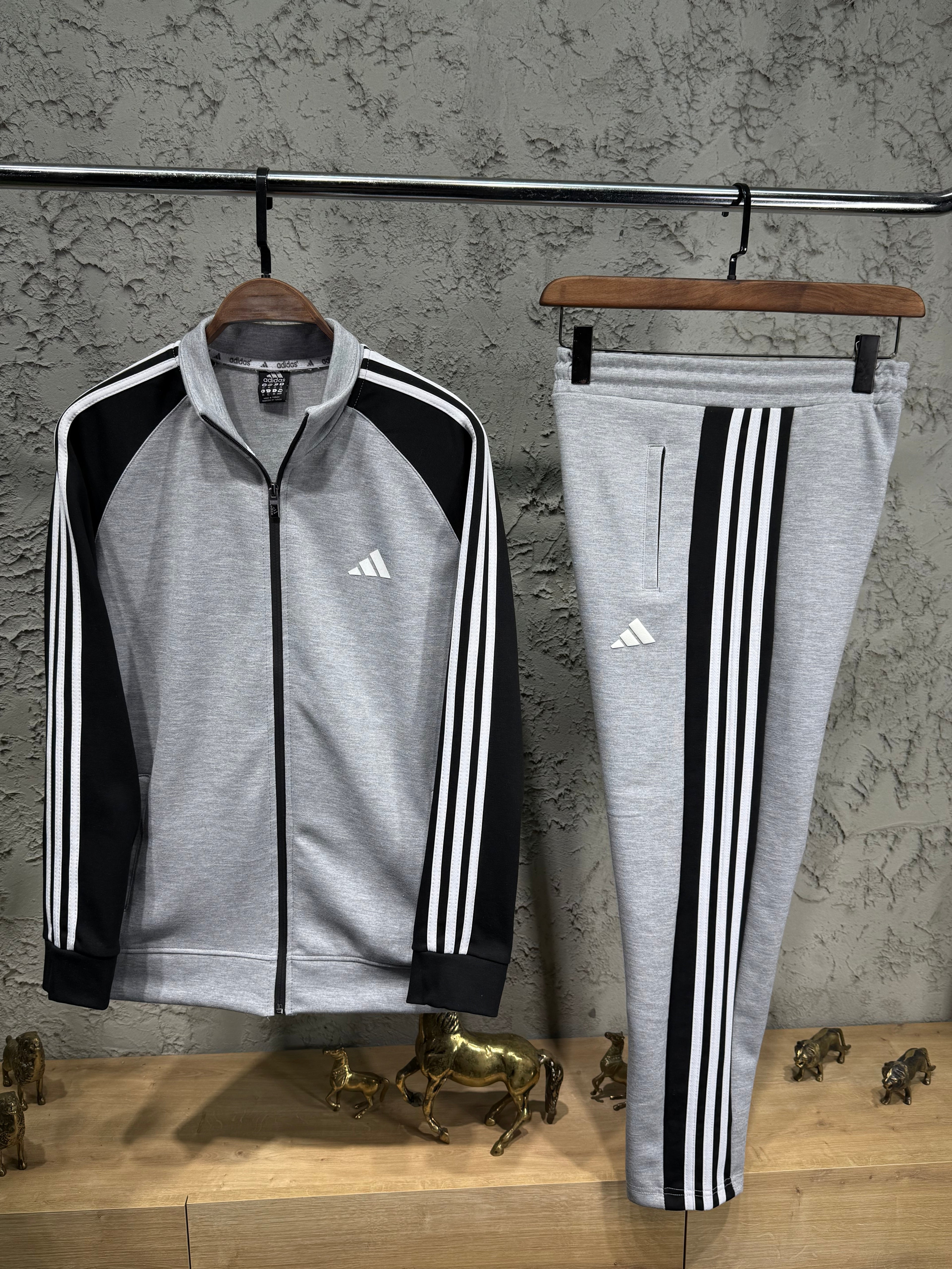 Adidas Erkek Gri-Siyah Fermuarlı Eşofman Takımı – 3 Çizgi Detaylı Premium Seri